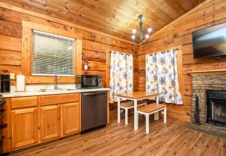 Romantic and Cozy Cabin Designed for Relaxation in Sevierville, Tennessee - 8