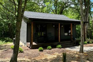 Stunning Cabin with Spa Perfect for Outdoor Sports in Carbondale, Illinois - 0