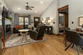 Stunning Cabin with Spa Perfect for Outdoor Sports in Carbondale, Illinois - 1
