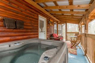 Lovely Cabin with Hot-tub and Fireplace in Cleveland, Georgia - 6