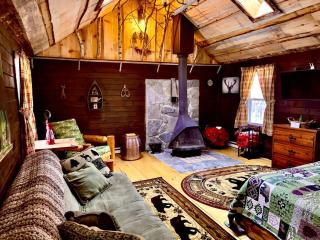 Romantic Escapes to New Hampshire in this Cozy Log Cabin in Lisbon - 9