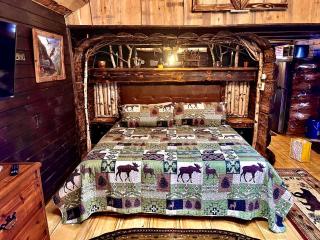 Romantic Escapes to New Hampshire in this Cozy Log Cabin in Lisbon - 7