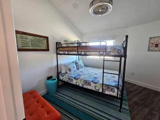Unique Round Cabin Ideal for Groups Getaways in California - 3