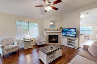 Cozy Updated Home Near Wolf Pen Creek Park – College Station, Texas - 8
