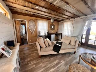 Remote Cabin in Landers, California, Perfect for Glamping near Joshua Tree National Park - 9