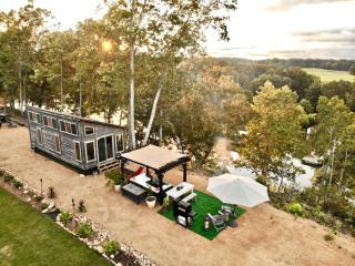 Gorgeous Tiny House with Indoor and Outdoor Lounging Space in Alabama - Rogersville - 5