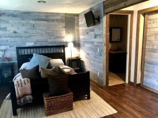 Stylish Lake Cabin with a Sauna and Hot Tub in Bellingham, Washington - 7