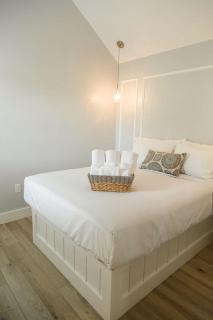 Picturesque Tiny House Rental Ideal for Glamping in New Hampshire - 3