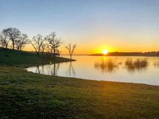Cute, Lakeside Glamping Bell Tent + Amenities, Wheatland, California - 6