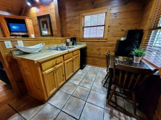 Charming Riverside Cabin Sanctuary Near New River, Virginia - 8