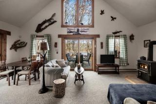Lustrous Lakefront Cabin Oasis near Lake Ferndale in West Virginia - 9