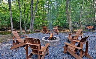 Luxurious Log Cabin Rental with a Fishing Pond in Cherry Log, Georgia - 6