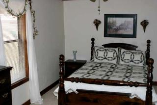 Pet-Friendly Getaway with a Hot Tub near Austin Texas - McDade - 8
