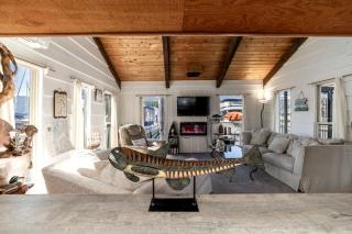 Unique Floating Home on Lake Pend O'reille near Coeur d’Alene, Perfect for a Weekend on the Water - 4