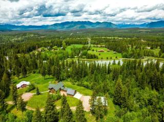 Amazing Cabin Perfect for Family Getaways in Coram, Montana - 3