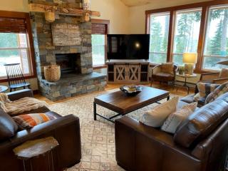 Amazing Cabin Perfect for Family Getaways in Coram, Montana - 2