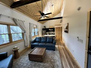Cozy Rustic Cabin with Hot-Tub Ideal for a Couples Retreat in Illinois - 5