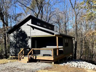 Cozy Rustic Cabin with Hot-Tub Ideal for a Couples Retreat in Illinois - 0