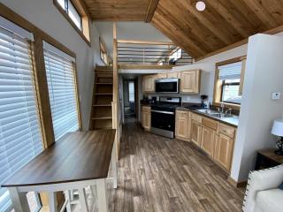 Fabulous Tiny Cottage with Lofted and Fully Equipped Interior in Colorado - 3