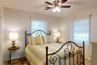 Remodeled Mid-Century Home Near Downtown & Hwy 6 in College Station, Texas - 6