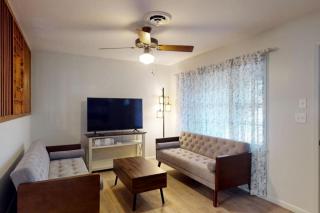 Remodeled Mid-Century Home Near Downtown & Hwy 6 in College Station, Texas - 3