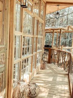 Secluded Treehouse Rental Ideal for Glamping in Alabama - 4