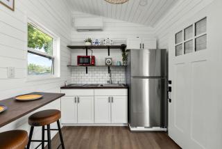 Charming Tiny House Next to Pond in Jacksonville, Florida - 9