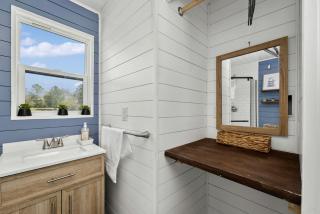 Charming Tiny House Next to Pond in Jacksonville, Florida - 3