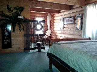 Spacious, Inviting Log Cabin Encircled by Wildlife in Utah - 3