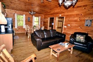 Cozy Log Cabin near Hocking Hills State Park, Ohio - 4