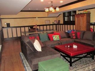Amazing Villa Rental near Lake Michigan for Family or Group Glamping Vacations in Sheboygan, Wisconsin - 9