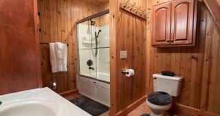 Romantic Forest Cabin with Amazing Private Deck and Spa in Ohio - 9