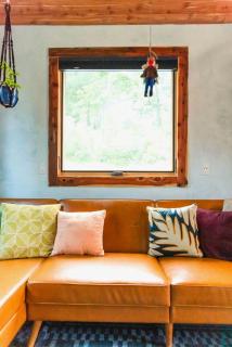 Charming Pet-Friendly Cabin with Stunning Mountain Views in Chattanooga, Tennessee - 1