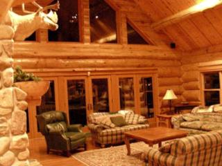 Lakefront Log Cabin with Private Beach for Group Getaway to Northern Wisconsin - 4