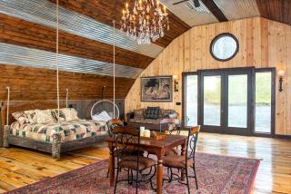 Impressive Barn Suite with Hot-tub and Petting Zoo in Sugar Grove, North Carolina - 2
