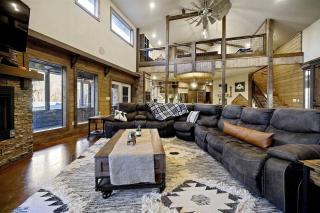 Stunning Cabin with Games Perfect for Families in Broken Bow, Oklahoma - 4