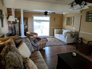 Charming Two-Story Ranch with an Outdoor Lounge in Williams, Arizona - Williams - 3