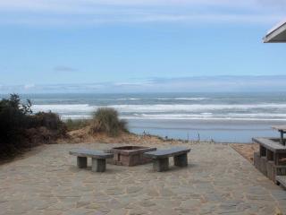 Luxury Oceanfront Vacation Rental with Hot Tub near Nye Beach, Newport, Oregon - 3