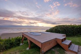 Luxury Oceanfront Vacation Rental with Hot Tub near Nye Beach, Newport, Oregon - 4