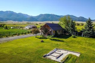 Romantic Cabin Rental with a Delightful Porch near Ennis, Montana - 3