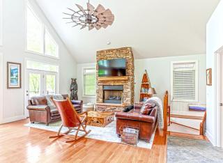 Enormous Cabin Retreat with Beautiful Views and Private Dock in Topton, North Carolina - 9