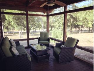 Charming Log Cabin in Texas - Perfect Glamping Vacation on the San Marcos River near Kingsbury - 1
