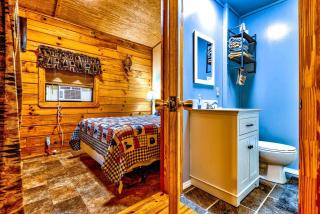 Cozy Creekside Cabin Rental near Cherokee, North Carolina - 9