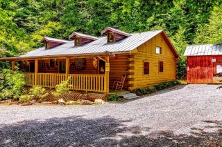 Cozy Creekside Cabin Rental near Cherokee, North Carolina - 1