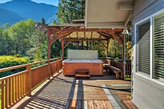 Beautiful Cabin Rental with Private Hot Tub on the Skykomish River in Washington - 1