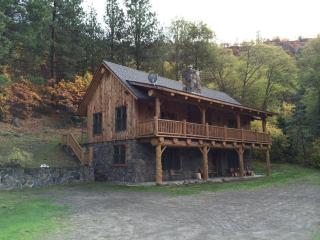 Stunning Log Cabin Rental with Breathtaking Views in Tygh Valley, Oregon - 0