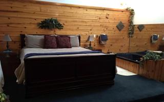 Charming Cabin Getaway for Two in the Woodlands of Eureka Springs, Arkansas - 2