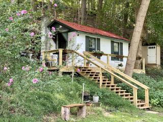 "Lovely Tiny House Rental for a Romantic Getaway in Shepherdstown, West Virginia - 0