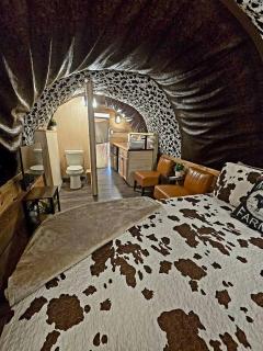 Beautiful Rustic Wagon with Modern Interior and Outdoor Hot Tub for a Unique Romantic Getaway near Lake O' the Pines, Texas - 5