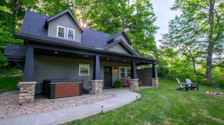 Sweet Private Cabin with Jacuzzi and Fire Pit in Ohio - 0
